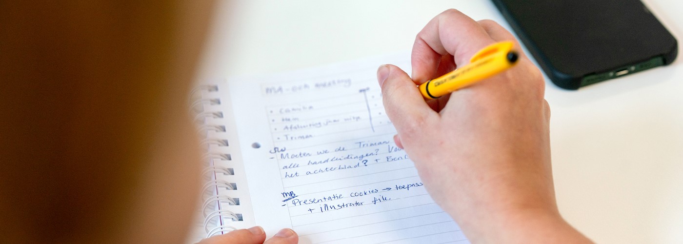 Medewerker die overweegt of een handleiding online geplaatst of in de doos meegeleverd moet worden.