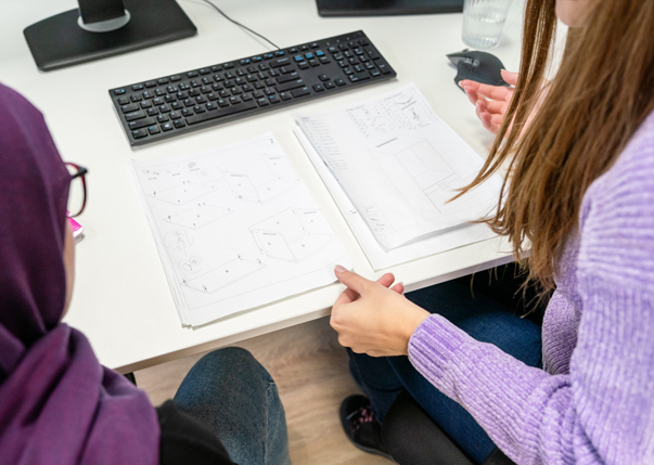 Overleg tussen twee collega's tijdens het maken van een handleiding