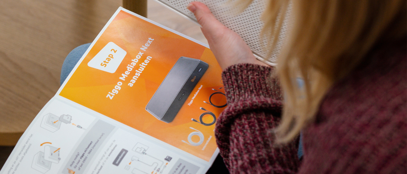 Respondent tijdens gebruiksonderzoek, bezig met handleiding en product