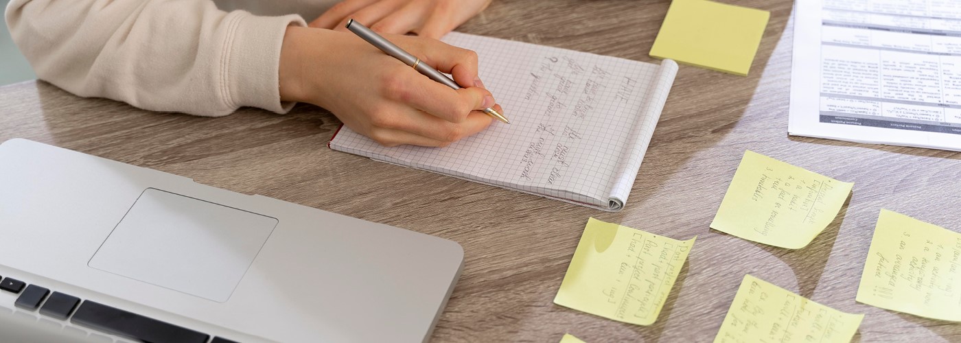 technisch schrijver aan het werk aan een bureau